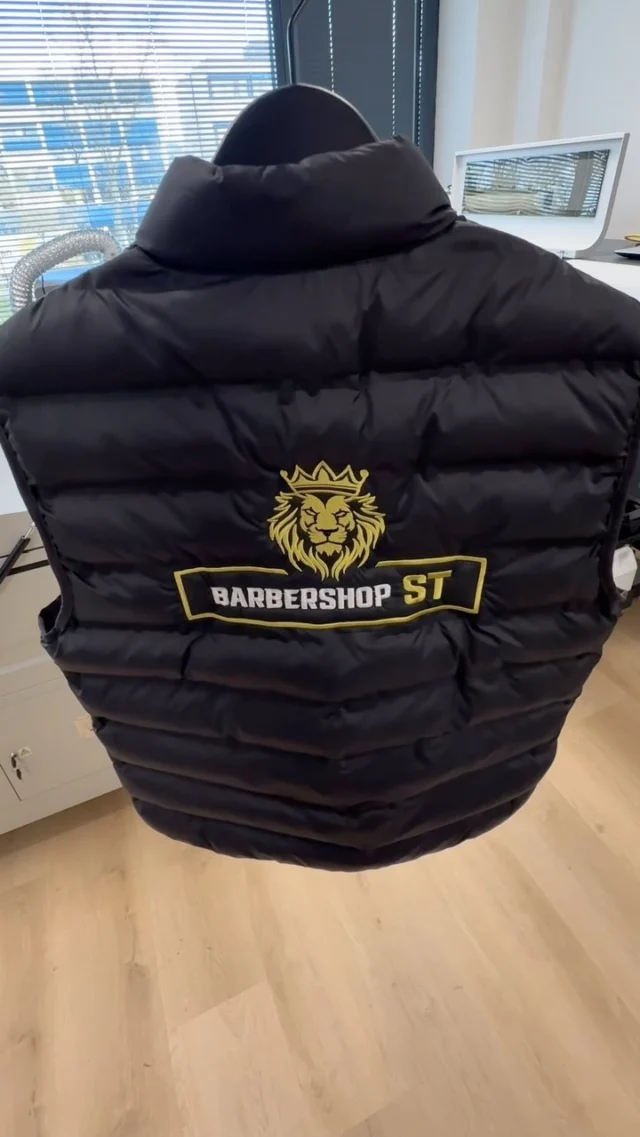 Kleding & textiel bedrukken
Voor iedere werknemer, elk verenigingslid en alle deelnemers van jouw evenement: zorg voor een outfit die indruk maakt met bedrukte kleding en textiel.
Van promo T-shirts en sportkleding tot handdoeken en meer: geef ze een magische touch met jouw merk door te bedrukken of te borduren.