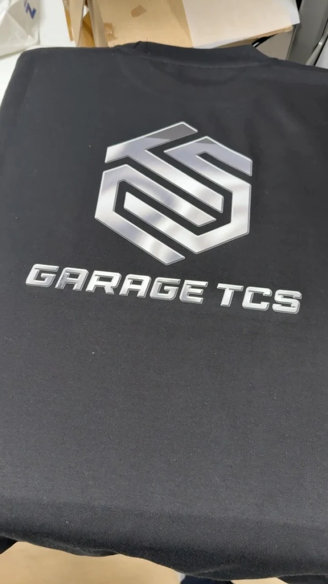 Goedkoop kleding laten drukken? Wij helpen je graag!
Jouw bedrukte kleding en textiel online bestellen is een fluitje van een cent. Plaats je bestelling, upload je bestanden en wij regelen de rest. Naast scherpe prijzen zorgen we ervoor dat je jouw ontwerpen *razendsnel* in huis hebt. Sterker nog, in veel gevallen kan jouw relatiegeschenk al binnen enkele dagen geleverd worden.
